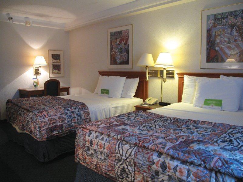 Super 8 By Wyndham Savannah Savannah